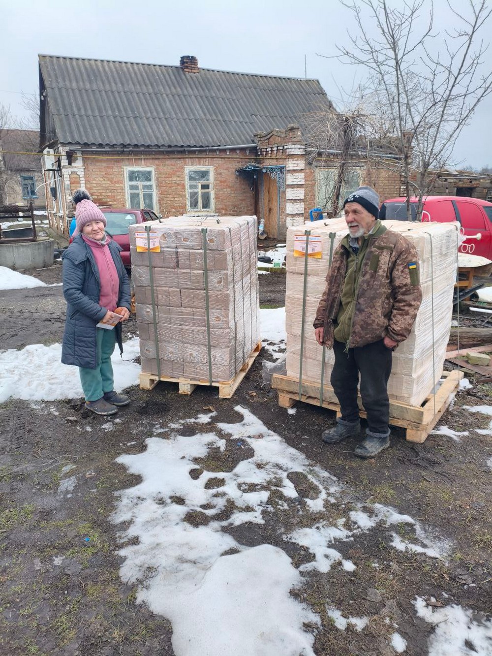 Гуманітарна допомога у Томаківській громаді: мешканці отримують продукти і паливні брикети (фото) Гуманітарна допомога у Томаківській громаді: мешканці отримують продукти і паливні брикети (фото)