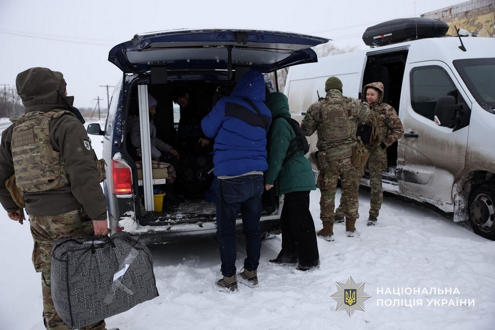 Залишалася під обстрілами з дитиною, бо не могла кинути тваринок: на Дніпропетровщині триває евакуація Залишалася під обстрілами з дитиною, бо не могла кинути тваринок: на Дніпропетровщині триває евакуація