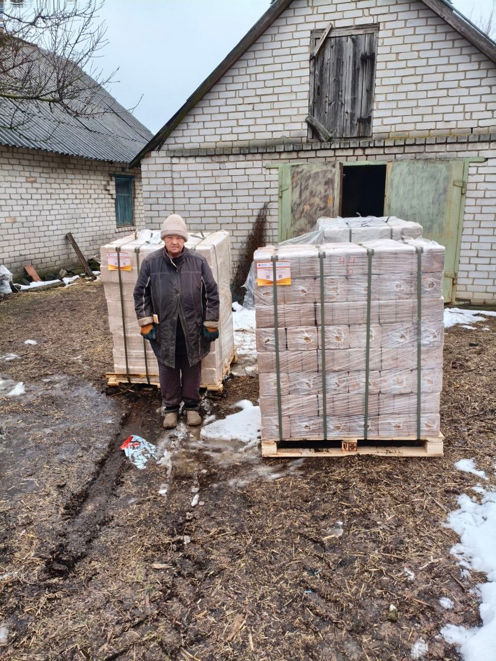 Гуманітарна допомога у Томаківській громаді: мешканці отримують продукти і паливні брикети (фото) Гуманітарна допомога у Томаківській громаді: мешканці отримують продукти і паливні брикети (фото)