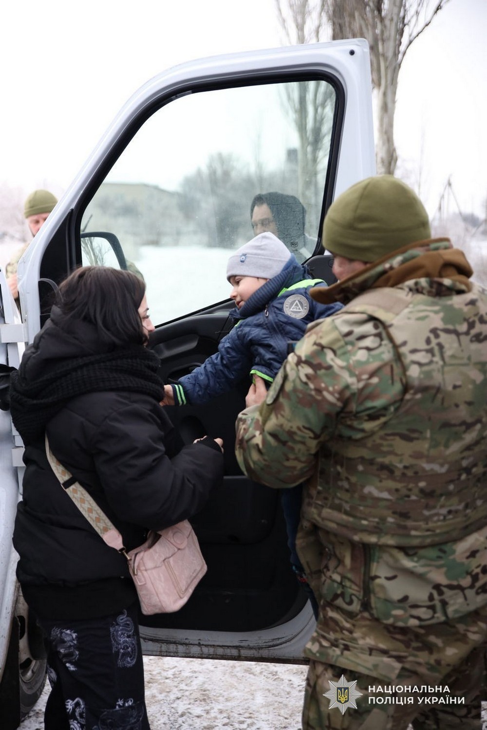 Залишалася під обстрілами з дитиною, бо не могла кинути тваринок: на Дніпропетровщині триває евакуація Залишалася під обстрілами з дитиною, бо не могла кинути тваринок: на Дніпропетровщині триває евакуація