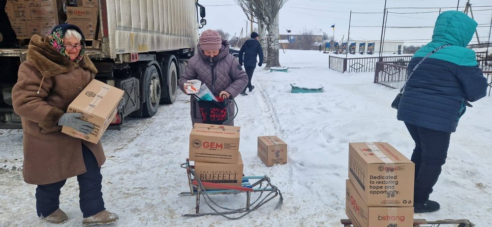 Гуманітарна допомога у Томаківській громаді: мешканці отримують продукти і паливні брикети (фото) Гуманітарна допомога у Томаківській громаді: мешканці отримують продукти і паливні брикети (фото)