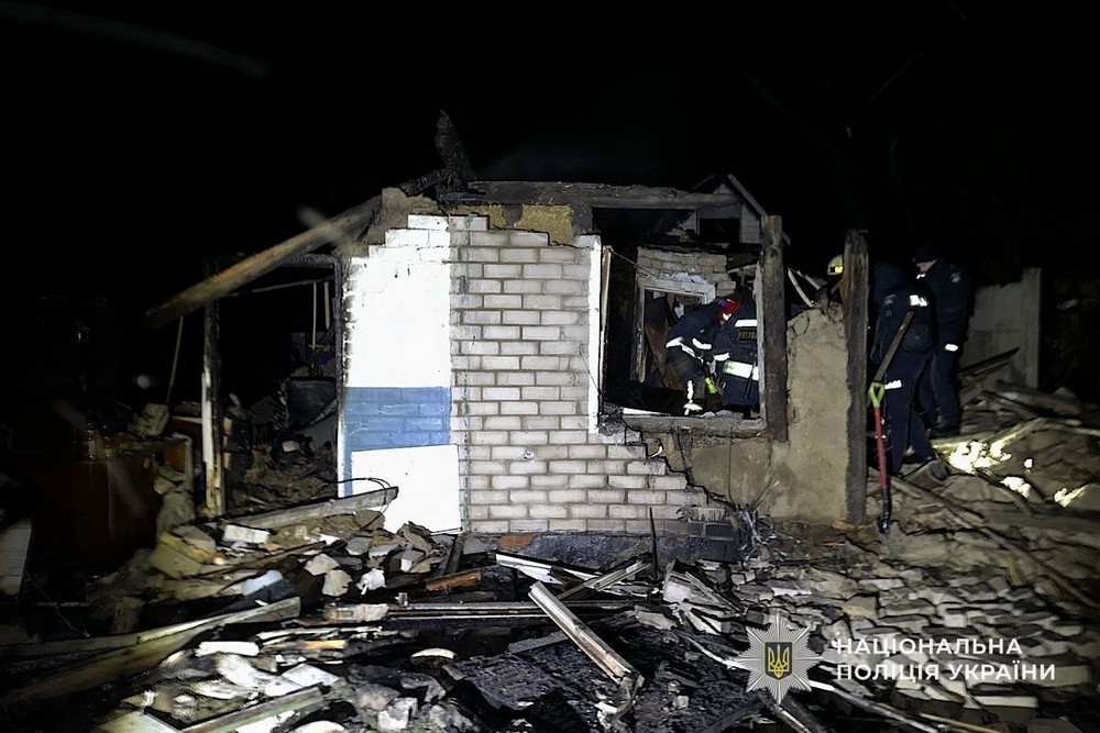 Чоловік і жінка згоріли внаслідок удару ворога по будинку у Дніпрі: рятувальники і правоохоронці показали фото