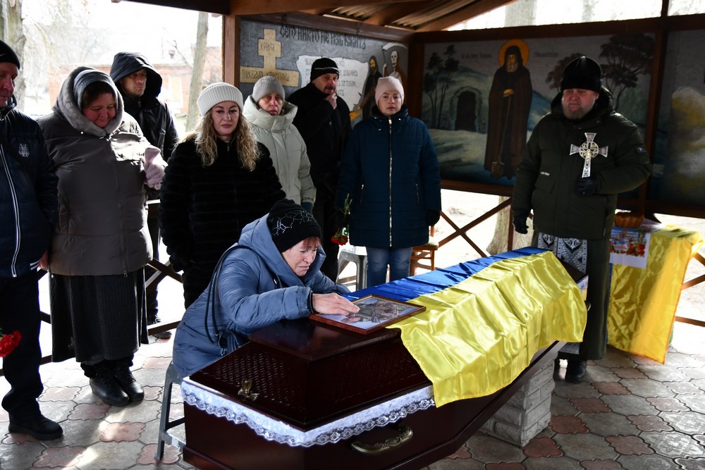 У Нікополі сьогодні провели в останню путь Захисника: фото