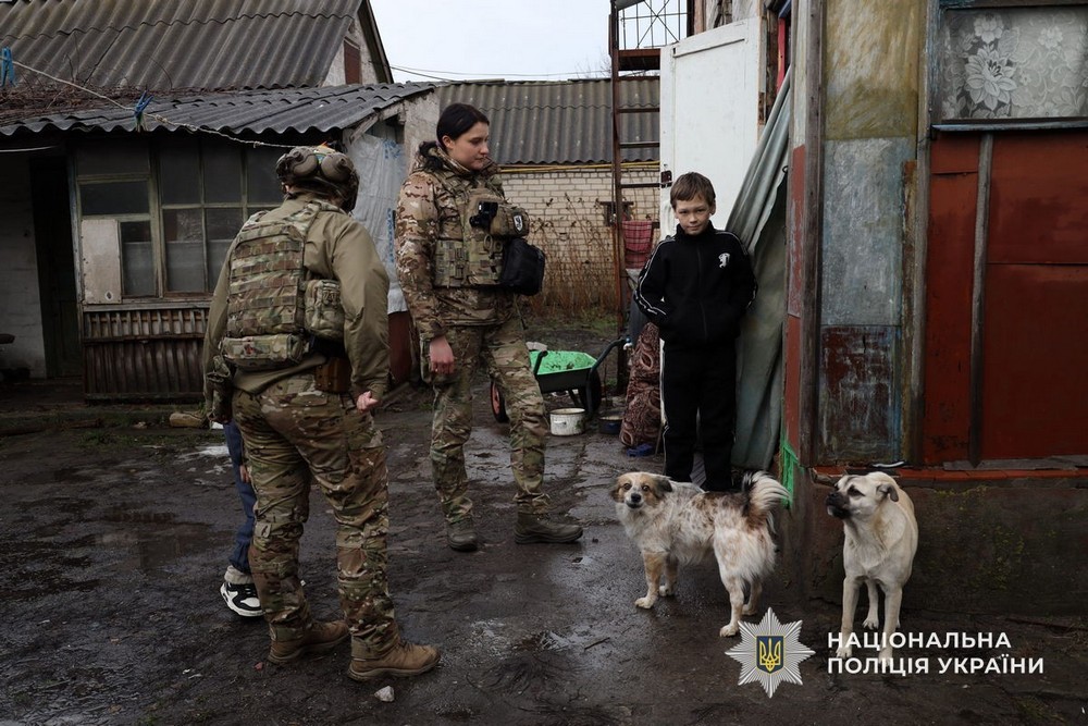 Залишалася під обстрілами з дитиною, бо не могла кинути тваринок: на Дніпропетровщині триває евакуація Залишалася під обстрілами з дитиною, бо не могла кинути тваринок: на Дніпропетровщині триває евакуація