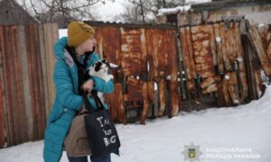 Залишалася під обстрілами з дитиною, бо не могла кинути тваринок: на Дніпропетровщині триває евакуація (фото)