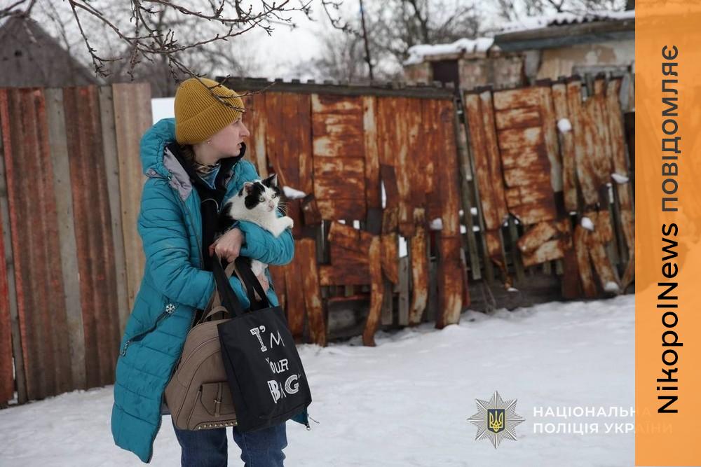 Залишалася під обстрілами з дитиною, бо не могла кинути тваринок: на Дніпропетровщині триває евакуація (фото)