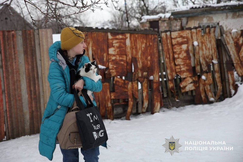 Залишалася під обстрілами з дитиною, бо не могла кинути тваринок: на Дніпропетровщині триває евакуація Залишалася під обстрілами з дитиною, бо не могла кинути тваринок: на Дніпропетровщині триває евакуація