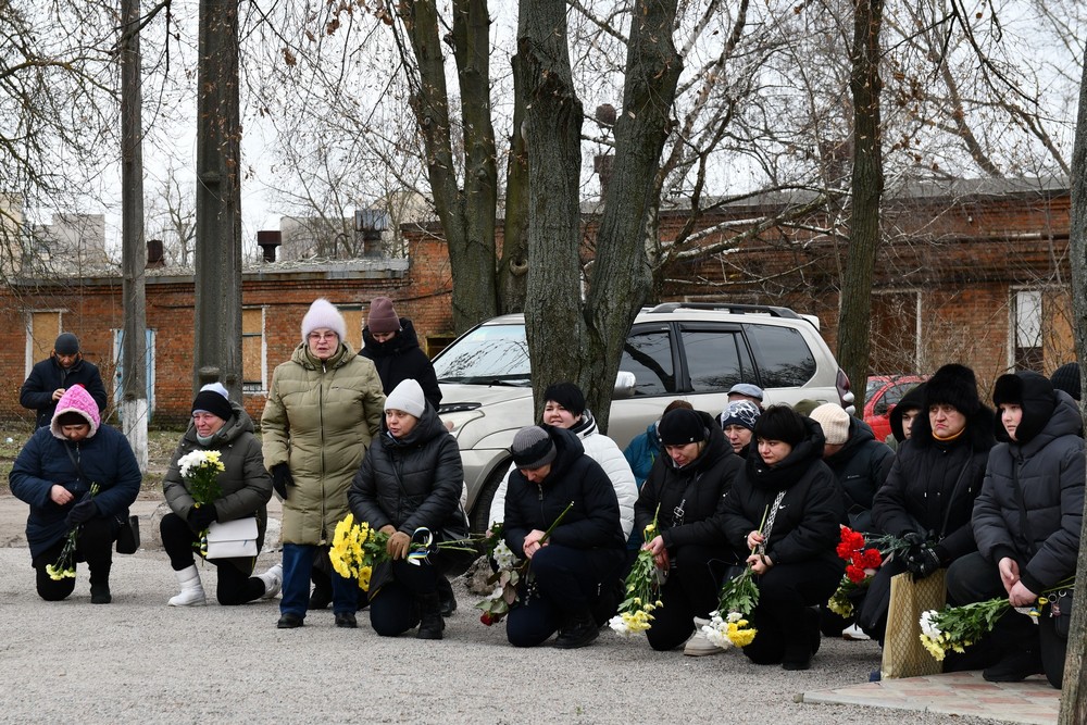 Майже 3 роки вважався зниклим безвісти, молодшого сина бачив лише раз: Нікополь сьогодні прощався з Героєм (фото)