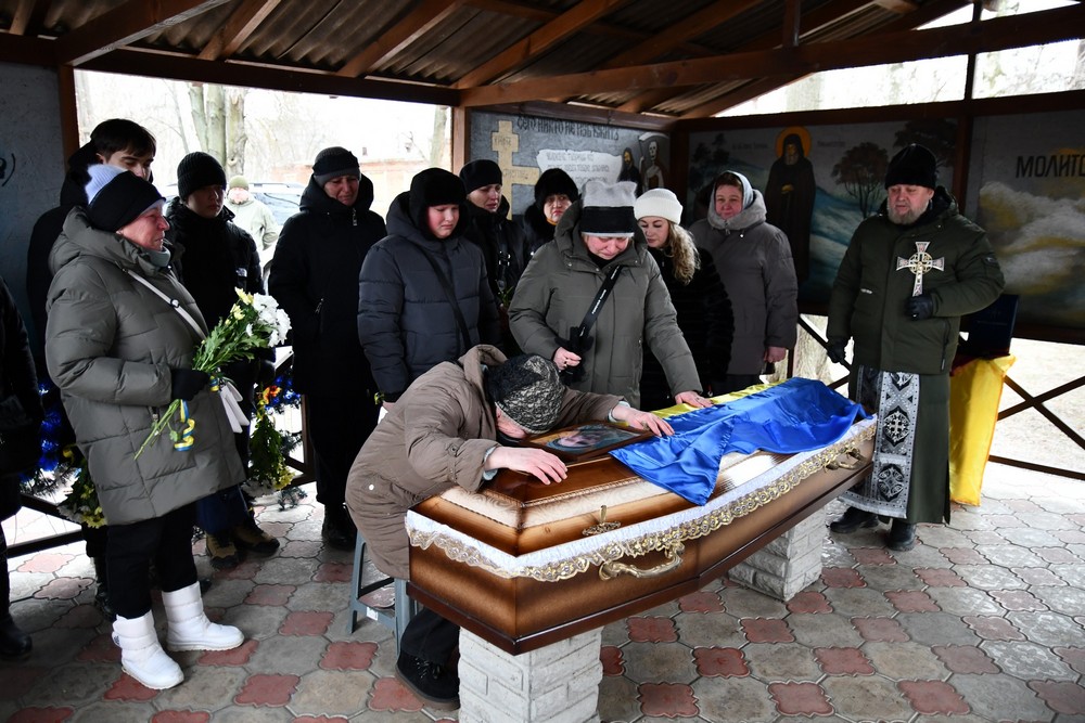 Майже 3 роки вважався зниклим безвісти, молодшого сина бачив лише раз: Нікополь сьогодні прощався з Героєм (фото)