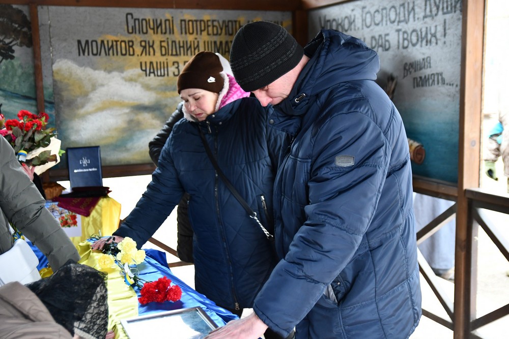 Майже 3 роки вважався зниклим безвісти, молодшого сина бачив лише раз: Нікополь сьогодні прощався з Героєм (фото)