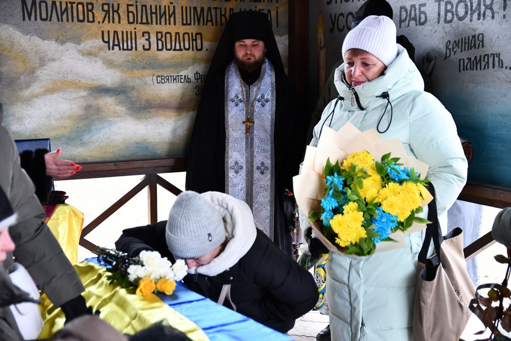 Майже 3 роки вважався зниклим безвісти, молодшого сина бачив лише раз: Нікополь сьогодні прощався з Героєм (фото)