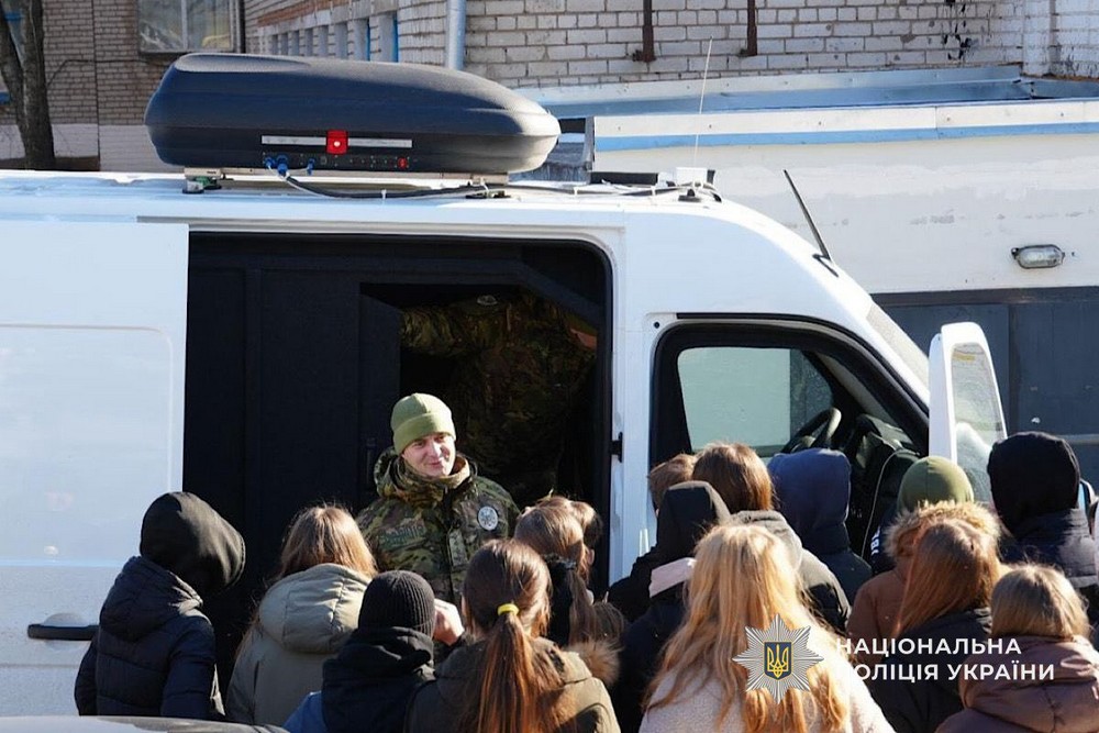 «Білі янголи» зустрілися з підлітками Нікопольського району. Говорили про мінну безпеку, розповіли про евакуацію, показали броньований службовий автомобіль.