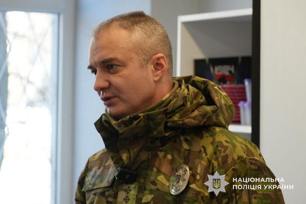 «Білі янголи» зустрілися з підлітками Нікопольського району. Говорили про мінну безпеку, розповіли про евакуацію, показали броньований службовий автомобіль.