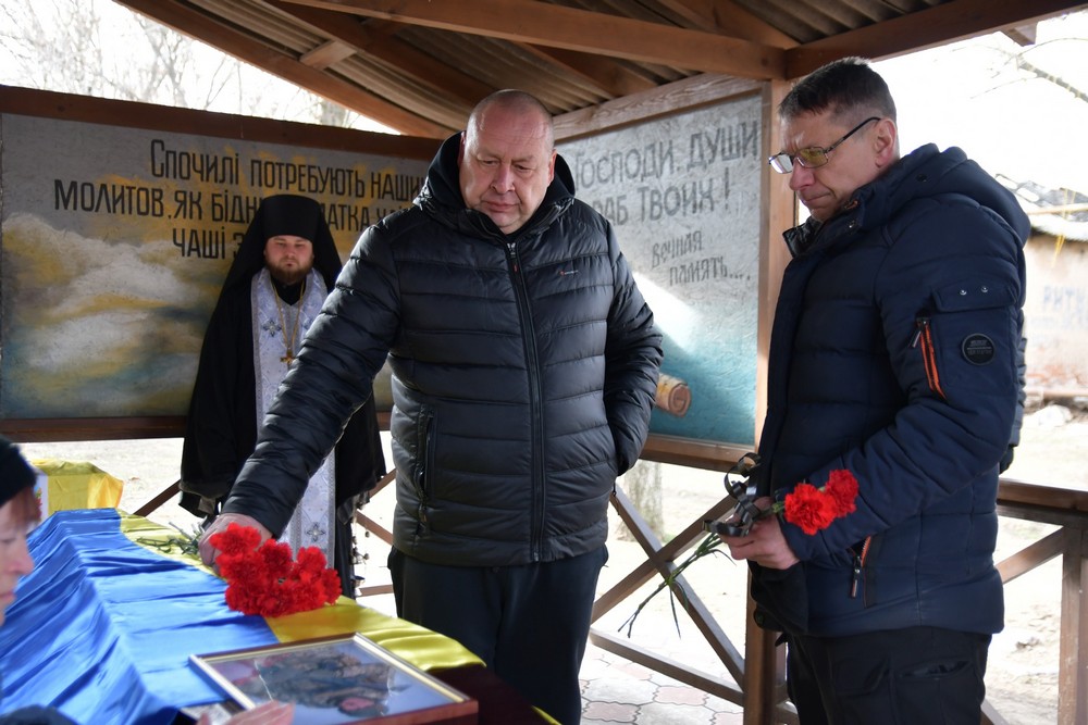 У Нікополі сьогодні провели в останню путь Захисника: фото