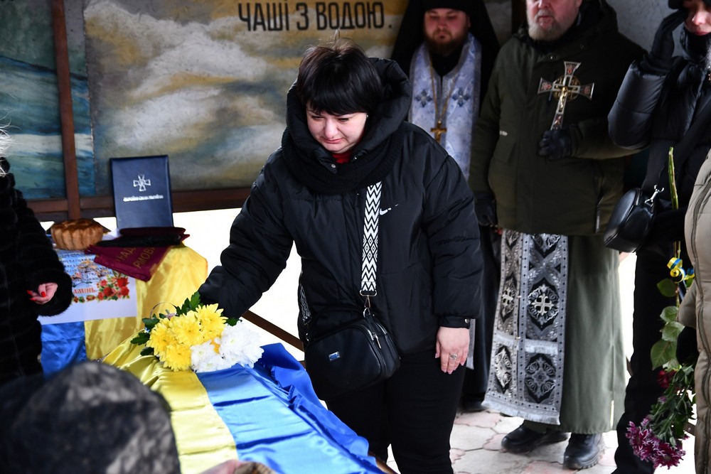 Майже 3 роки вважався зниклим безвісти, молодшого сина бачив лише раз: Нікополь сьогодні прощався з Героєм (фото)