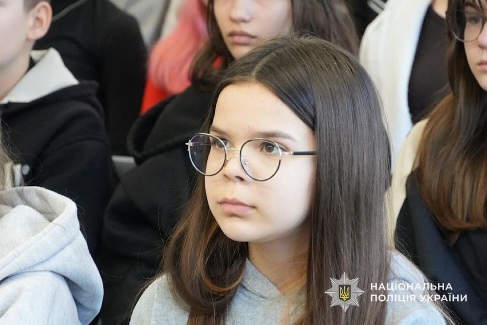 «Білі янголи» зустрілися з підлітками Нікопольського району. Говорили про мінну безпеку, розповіли про евакуацію, показали броньований службовий автомобіль.