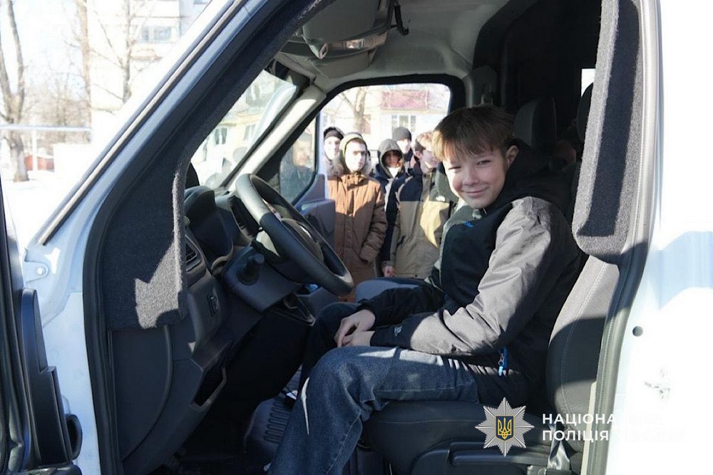 «Білі янголи» зустрілися з підлітками Нікопольського району. Говорили про мінну безпеку, розповіли про евакуацію, показали броньований службовий автомобіль.