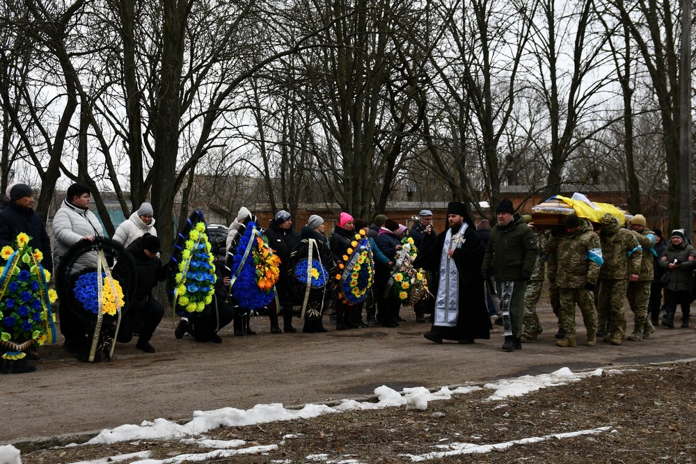Майже 3 роки вважався зниклим безвісти, молодшого сина бачив лише раз: Нікополь сьогодні прощався з Героєм (фото)