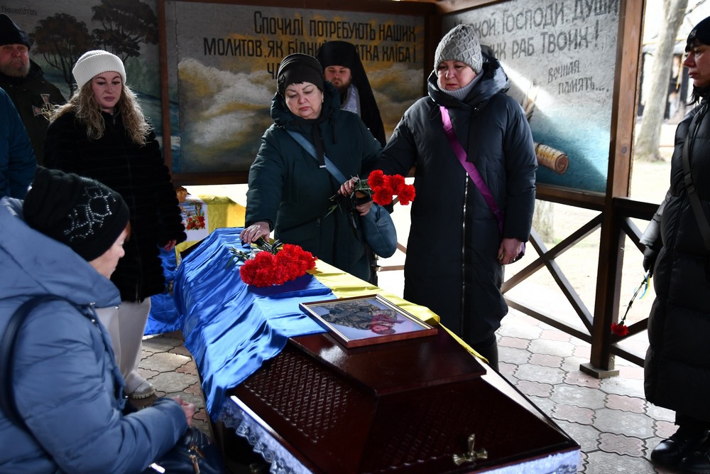 У Нікополі сьогодні провели в останню путь Захисника: фото