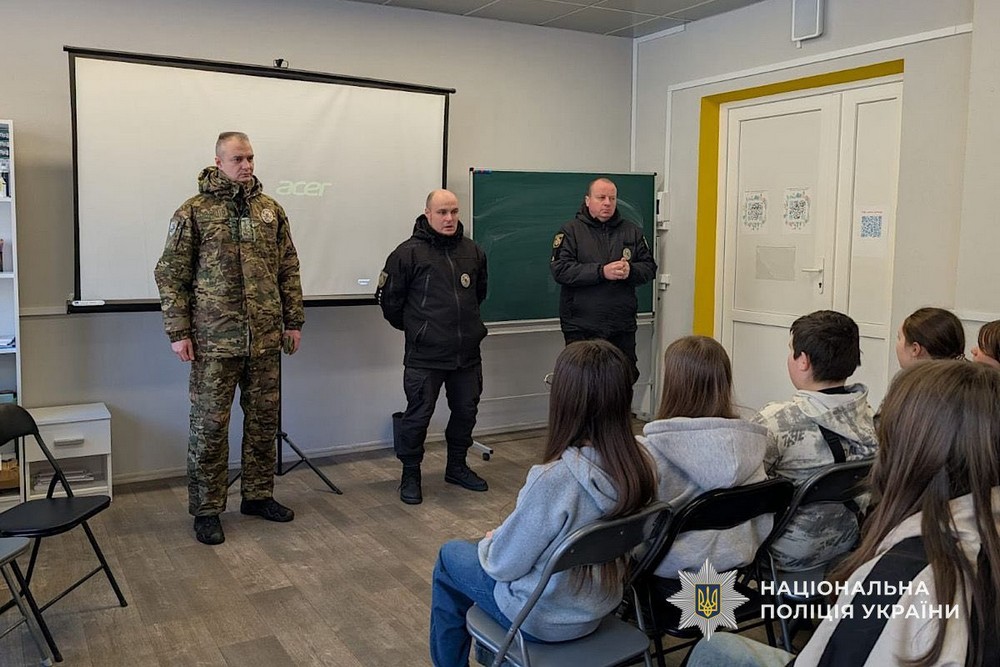 «Білі янголи» зустрілися з підлітками Нікопольського району. Говорили про мінну безпеку, розповіли про евакуацію, показали броньований службовий автомобіль.