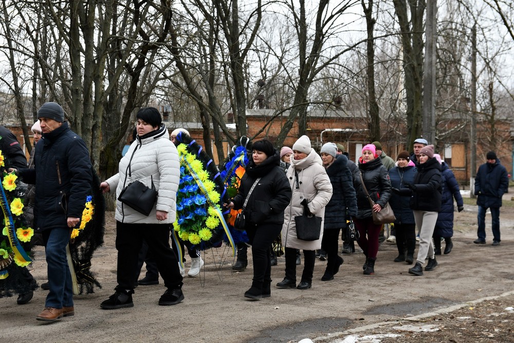 Майже 3 роки вважався зниклим безвісти, молодшого сина бачив лише раз: Нікополь сьогодні прощався з Героєм (фото)