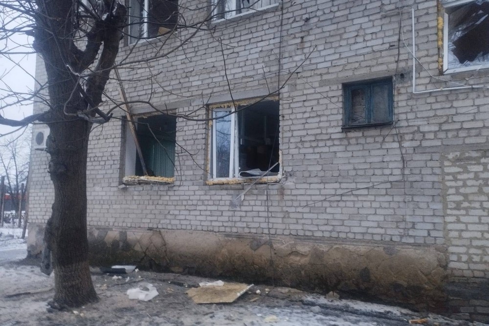 Зафіксувати всі прильоти неможливо: у селищі на Дніпропетровщині показали, на що росіяни перетворили їх квітучий раніше дім (фото, відео)