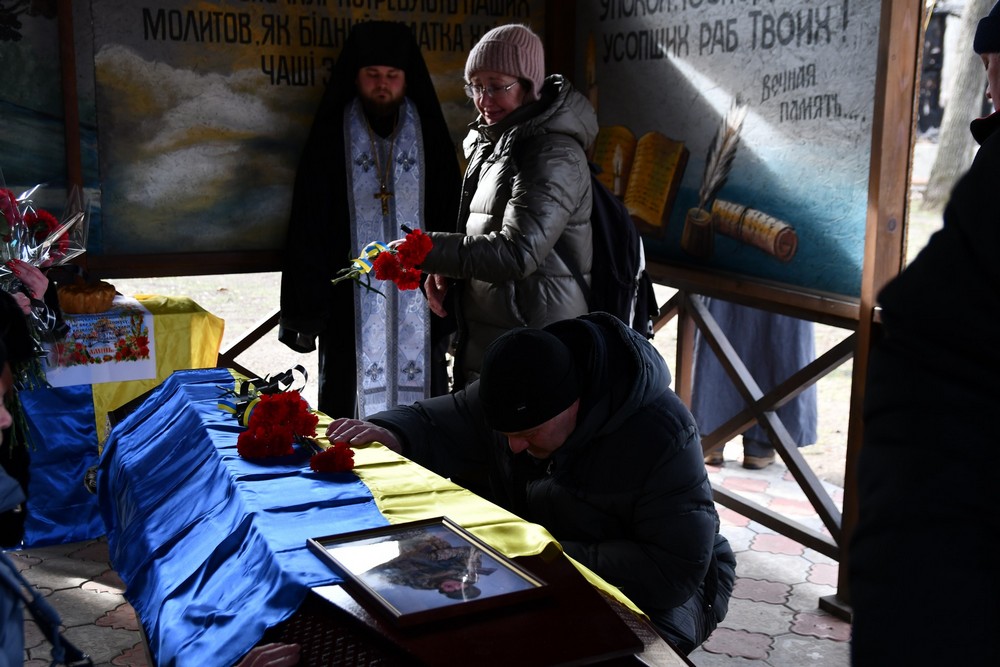 У Нікополі сьогодні провели в останню путь Захисника: фото