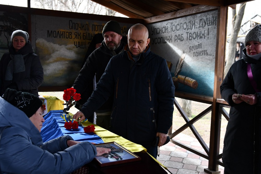 У Нікополі сьогодні провели в останню путь Захисника: фото