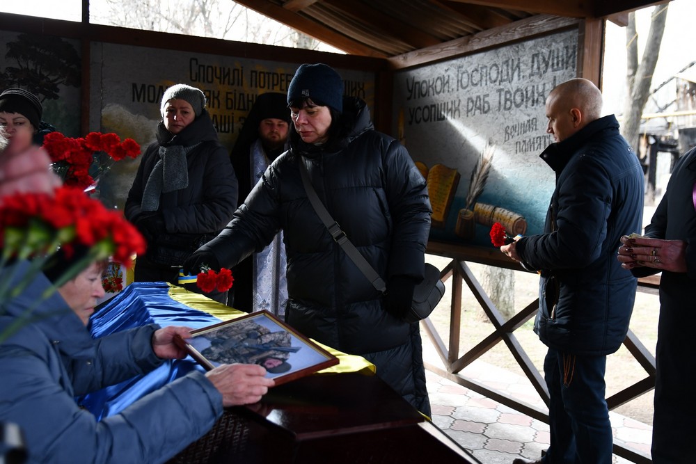 У Нікополі сьогодні провели в останню путь Захисника: фото