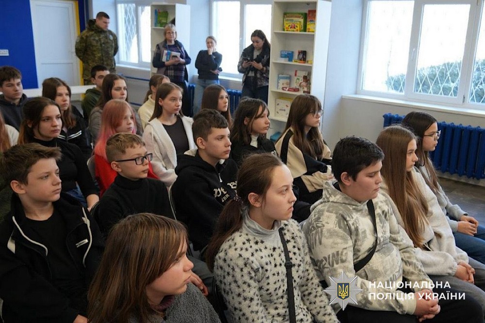 «Білі янголи» зустрілися з підлітками Нікопольського району. Говорили про мінну безпеку, розповіли про евакуацію, показали броньований службовий автомобіль.