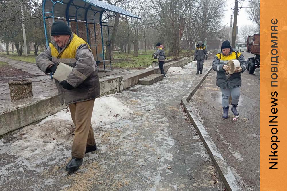 Ліквідовують наслідки обстрілів, облаштовують пункти обігріву та ремонтують дорожні знаки: чим займаються комунальники Нікополя у лютому (фото) 1 Комунальники Нікополя 16