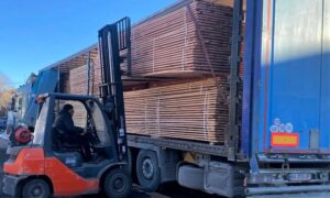 Нікополь отримав дошки для ремонту помешкань після обстрілів