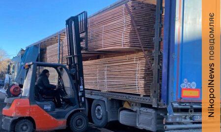 Нікополь отримав дошки для ремонту помешкань після обстрілів