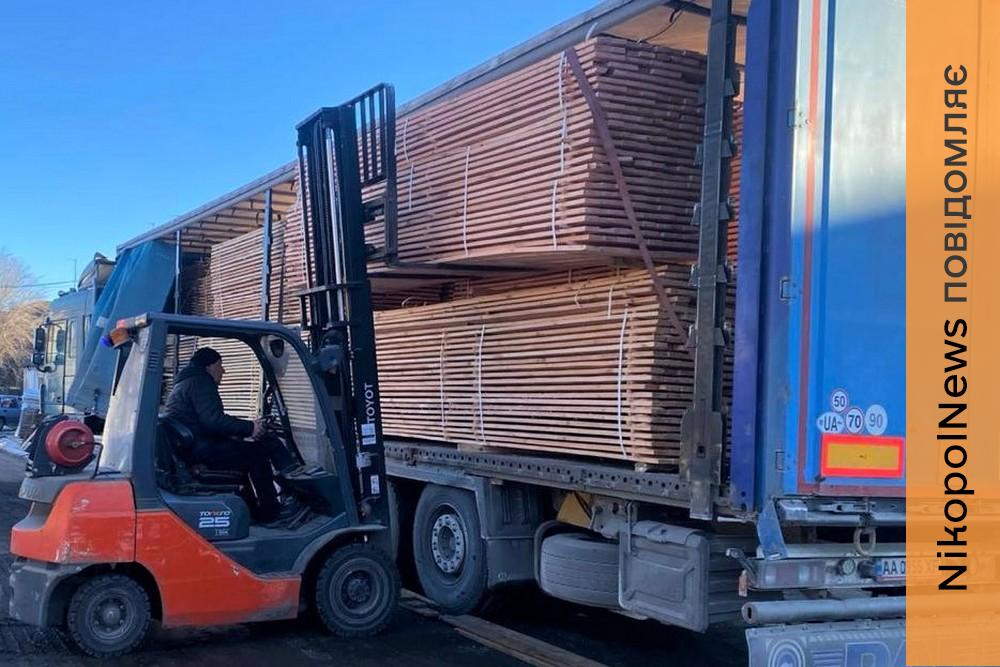 Нікополь отримав дошки для ремонту помешкань після обстрілів