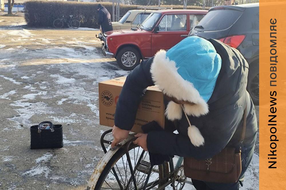 У двох селах на Нікопольщині роздали гуманітарну допомогу від благодійників (фото)