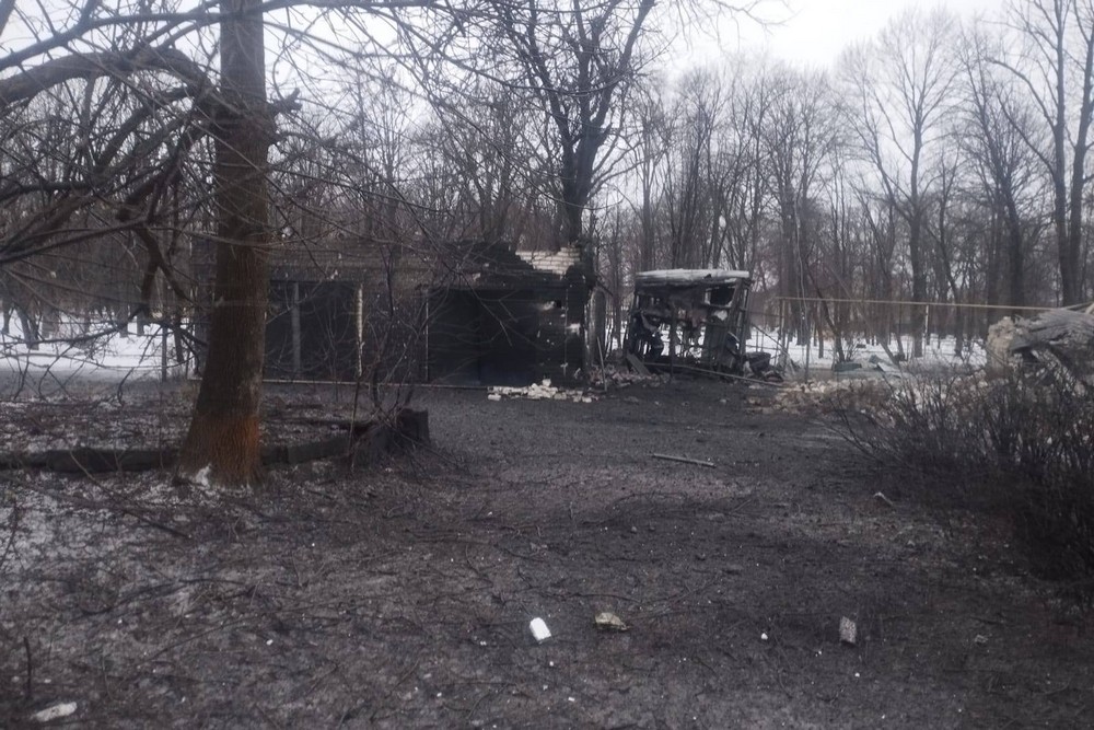 Зафіксувати всі прильоти неможливо: у селищі на Дніпропетровщині показали, на що росіяни перетворили їх квітучий раніше дім (фото, відео)