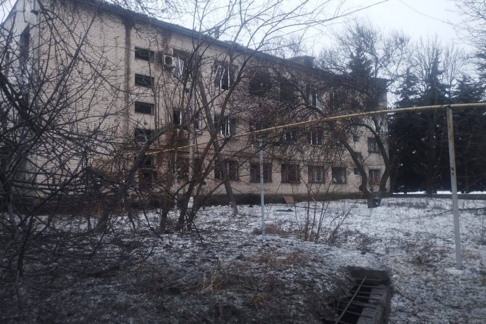 Зафіксувати всі прильоти неможливо: у селищі на Дніпропетровщині показали, на що росіяни перетворили їх квітучий раніше дім (фото, відео)