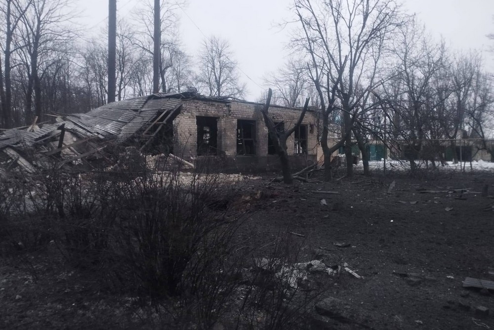 Зафіксувати всі прильоти неможливо: у селищі на Дніпропетровщині показали, на що росіяни перетворили їх квітучий раніше дім (фото, відео)