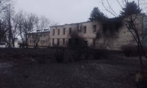 Зафіксувати всі прильоти неможливо: у селищі на Дніпропетровщині показали, на що росіяни перетворили їх квітучий раніше дім (фото, відео)