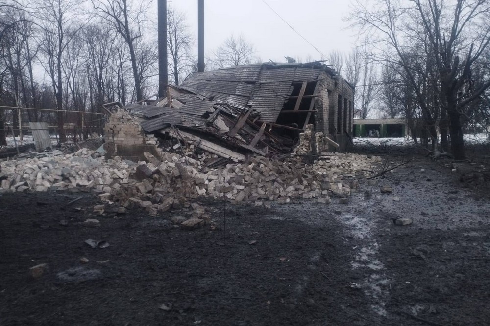 Зафіксувати всі прильоти неможливо: у селищі на Дніпропетровщині показали, на що росіяни перетворили їх квітучий раніше дім (фото, відео)