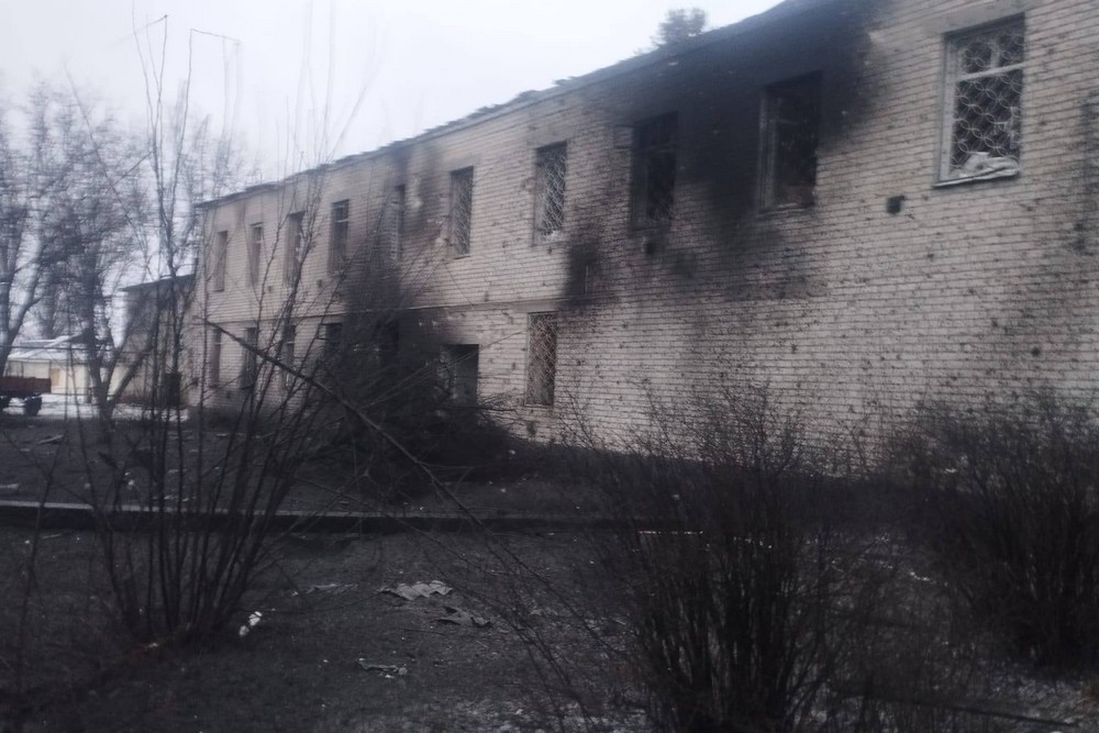 Зафіксувати всі прильоти неможливо: у селищі на Дніпропетровщині показали, на що росіяни перетворили їх квітучий раніше дім (фото, відео)