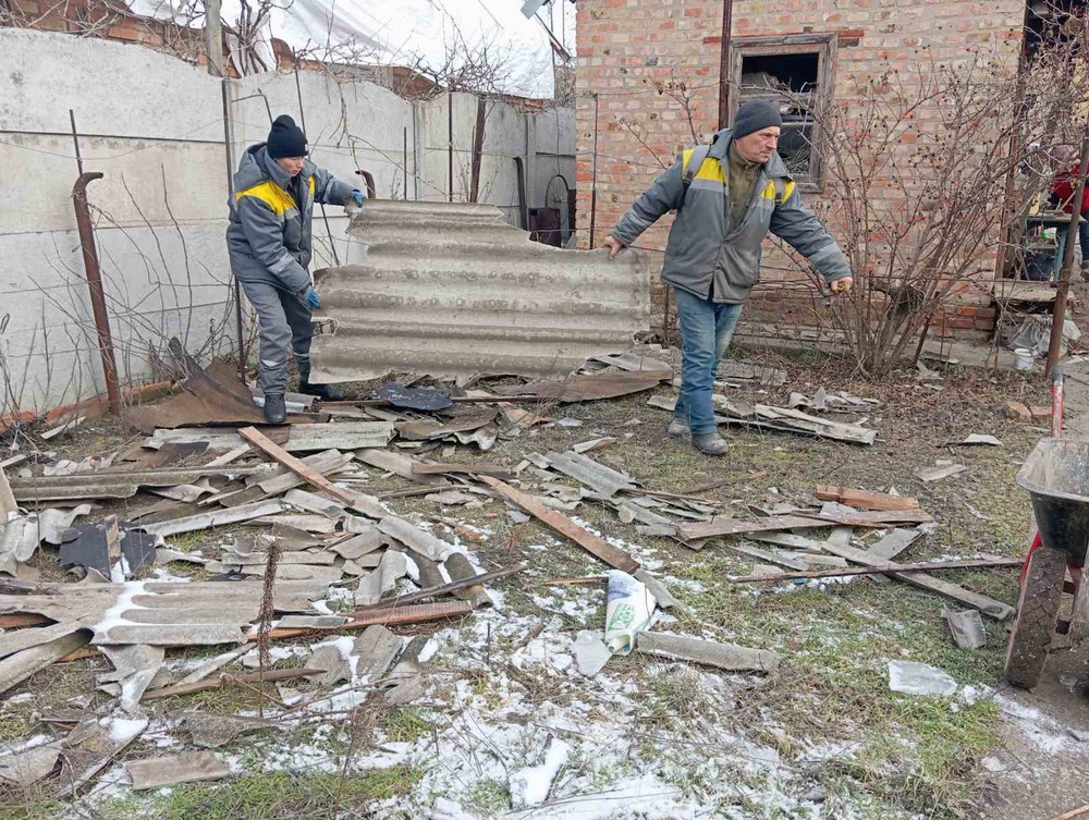 Місто-Герой тримається: комунальники Нікополя усувають наслідки ворожих ударів і наводять лад на вулицях (фото) Місто-Герой тримається: комунальники Нікополя усувають наслідки ворожих ударів і наводять лад на вулицях (фото)