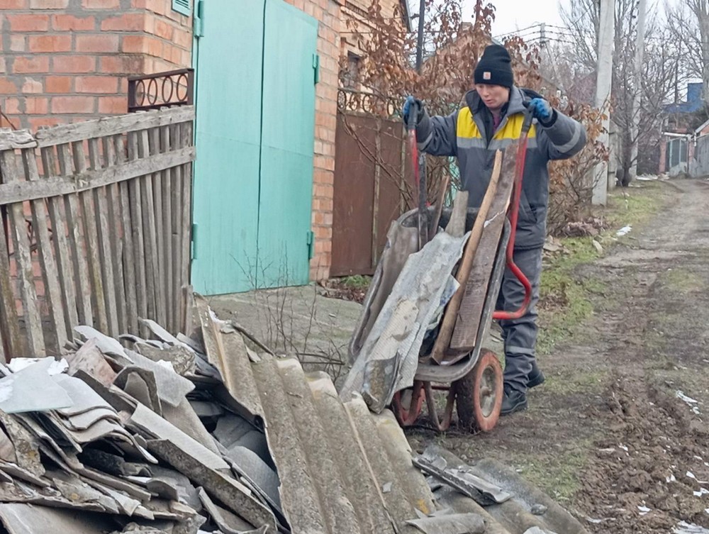 Місто-Герой тримається: комунальники Нікополя усувають наслідки ворожих ударів і наводять лад на вулицях (фото) Місто-Герой тримається: комунальники Нікополя усувають наслідки ворожих ударів і наводять лад на вулицях (фото)