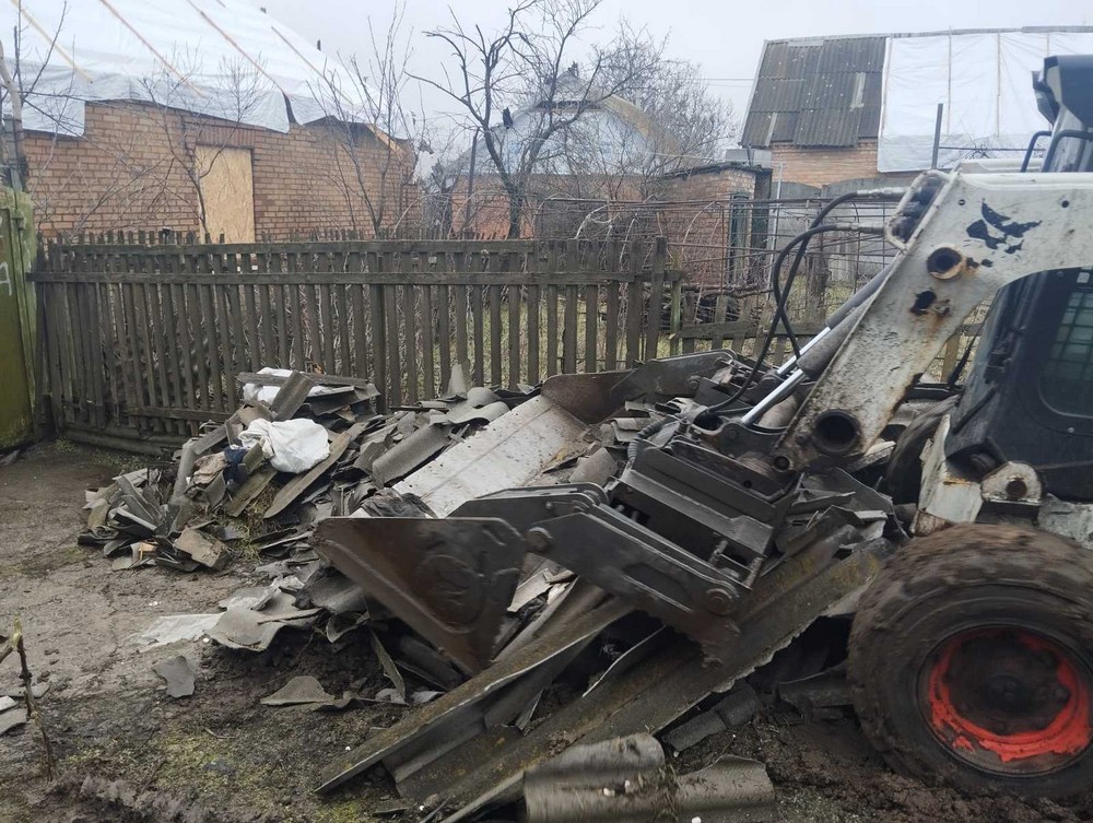 Місто-Герой тримається: комунальники Нікополя усувають наслідки ворожих ударів і наводять лад на вулицях (фото) Місто-Герой тримається: комунальники Нікополя усувають наслідки ворожих ударів і наводять лад на вулицях (фото)