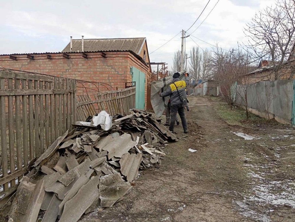 Місто-Герой тримається: комунальники Нікополя усувають наслідки ворожих ударів і наводять лад на вулицях (фото) Місто-Герой тримається: комунальники Нікополя усувають наслідки ворожих ударів і наводять лад на вулицях (фото)
