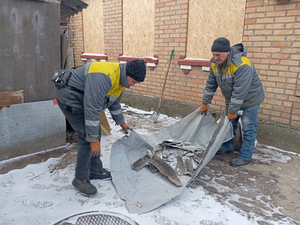 Місто-Герой тримається: комунальники Нікополя усувають наслідки ворожих ударів і наводять лад на вулицях (фото) Місто-Герой тримається: комунальники Нікополя усувають наслідки ворожих ударів і наводять лад на вулицях (фото)