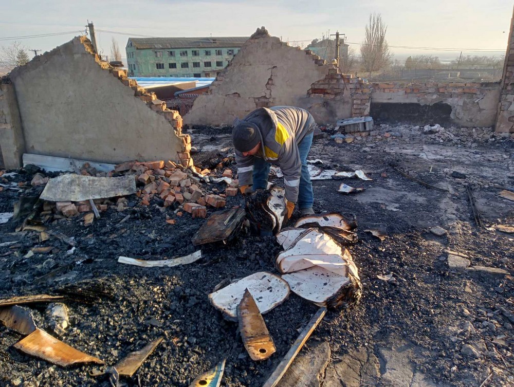 Місто-Герой тримається: комунальники Нікополя усувають наслідки ворожих ударів і наводять лад на вулицях (фото) Місто-Герой тримається: комунальники Нікополя усувають наслідки ворожих ударів і наводять лад на вулицях (фото)