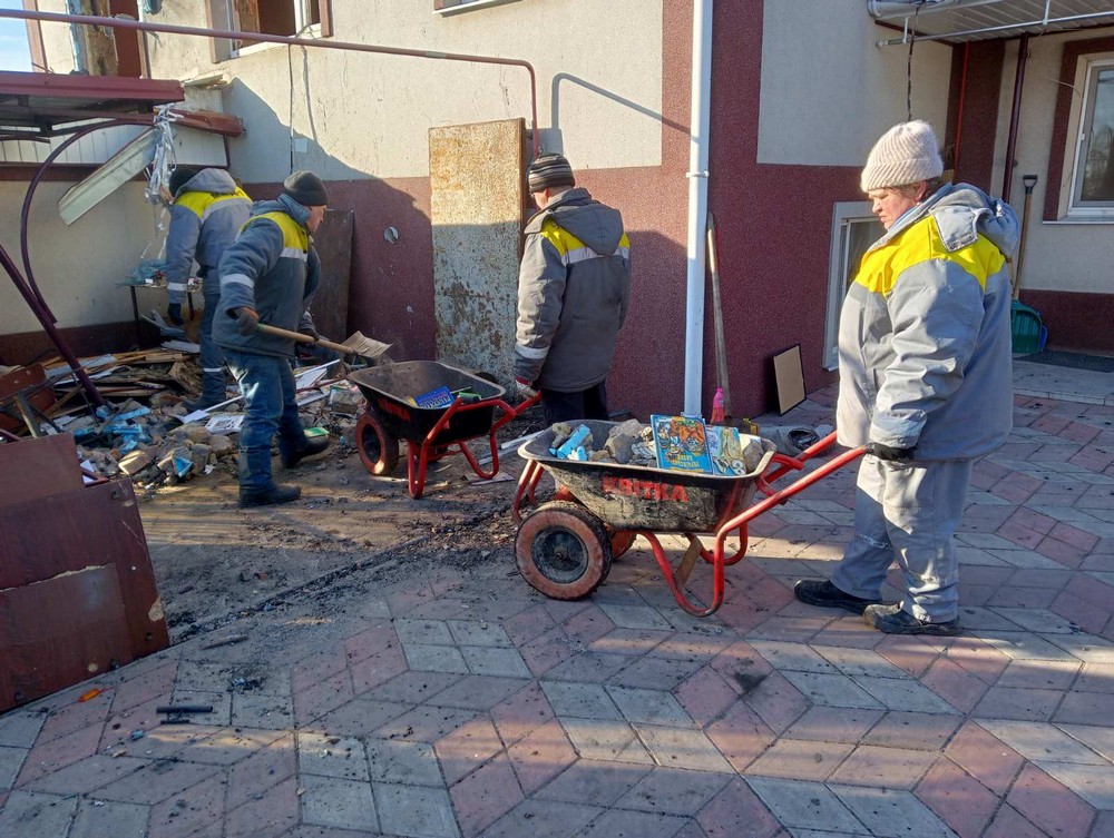 Місто-Герой тримається: комунальники Нікополя усувають наслідки ворожих ударів і наводять лад на вулицях (фото) Місто-Герой тримається: комунальники Нікополя усувають наслідки ворожих ударів і наводять лад на вулицях (фото)