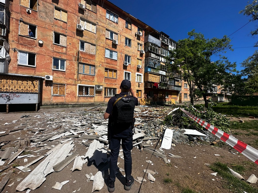 «Найважче — це коли ти їдеш і пам’ятаєш: ось тут у Нікополі загинула — жінка, тут — чоловік, тут — 16-річна дівчина…» - інтерв’ю з поліцейською прифронтового міста «Найважче — це коли ти їдеш і пам’ятаєш: ось тут у Нікополі загинула — жінка, тут — чоловік, тут — 16-річна дівчина…» - інтерв’ю з поліцейською прифронтового міста