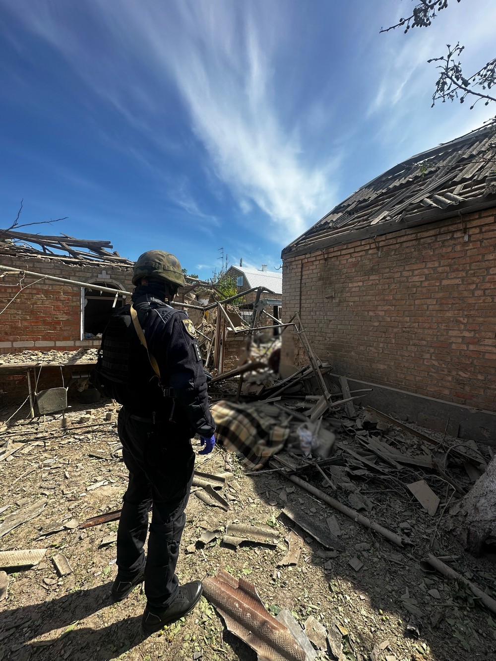 «Найважче — це коли ти їдеш і пам’ятаєш: ось тут у Нікополі загинула — жінка, тут — чоловік, тут — 16-річна дівчина…» - інтерв’ю з поліцейською прифронтового міста «Найважче — це коли ти їдеш і пам’ятаєш: ось тут у Нікополі загинула — жінка, тут — чоловік, тут — 16-річна дівчина…» - інтерв’ю з поліцейською прифронтового міста